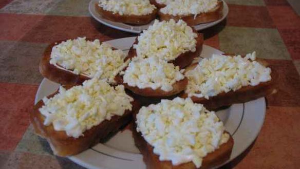 ШАГ 13. бутерброды с чесноком и рубленым яйцом