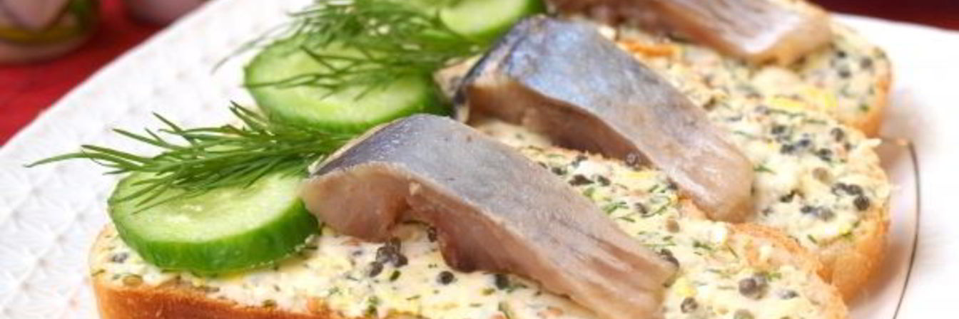 Бутерброды с икрой из водорослей и сельдью