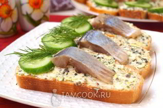 Бутерброды с икрой из водорослей и сельдью