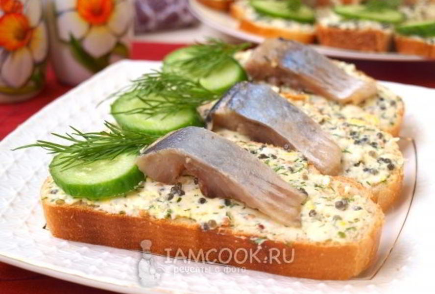 Бутерброды с икрой из водорослей и сельдью