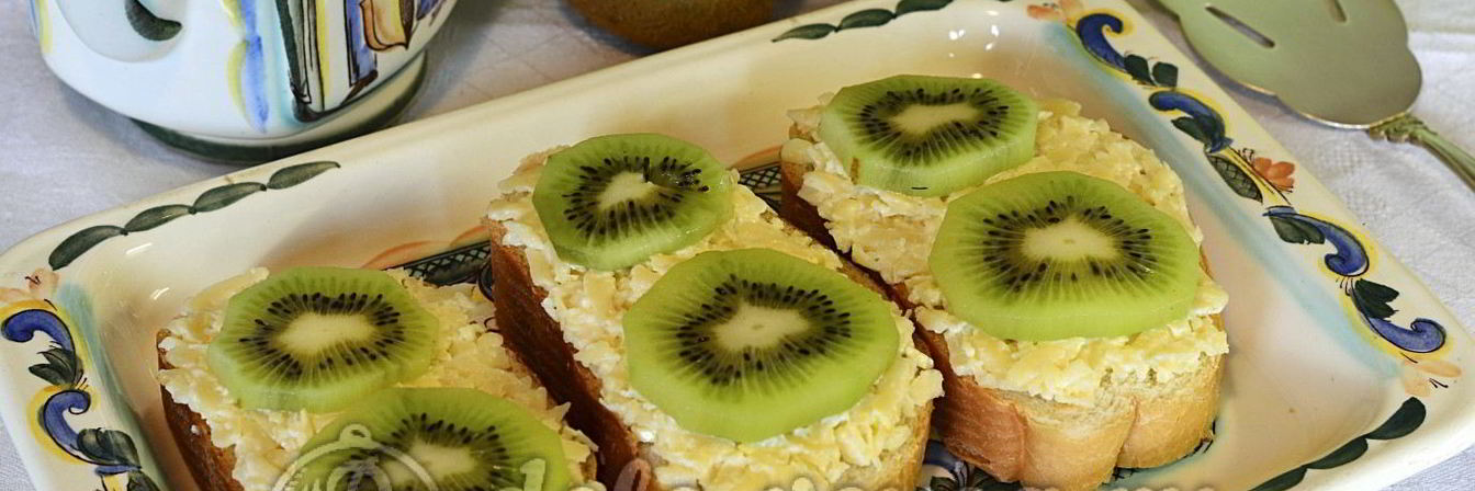 Бутерброды с киви и сыром