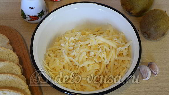 ШАГ 2. бутерброды с киви и сыром