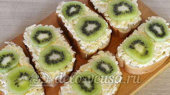 ШАГ 6. бутерброды с киви и сыром