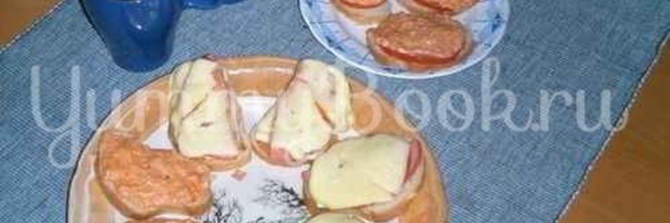 Бутерброды с колбасой, сыром и помидорами