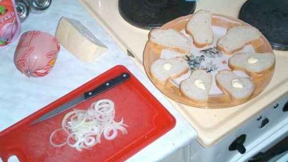 ШАГ 6. бутерброды с колбасой, сыром и помидорами