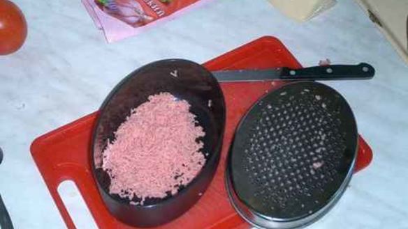 ШАГ 10. бутерброды с колбасой, сыром и помидорами