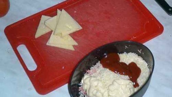 ШАГ 12. бутерброды с колбасой, сыром и помидорами