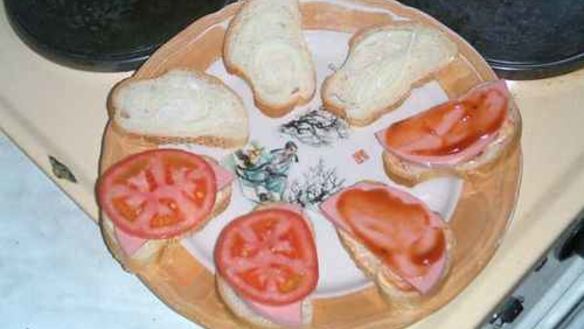 ШАГ 14. бутерброды с колбасой, сыром и помидорами