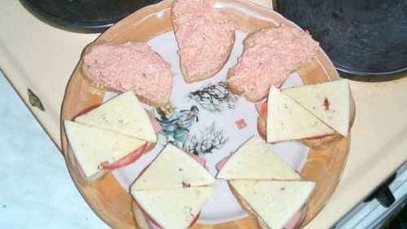 ШАГ 16. бутерброды с колбасой, сыром и помидорами