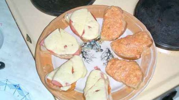 ШАГ 18. бутерброды с колбасой, сыром и помидорами