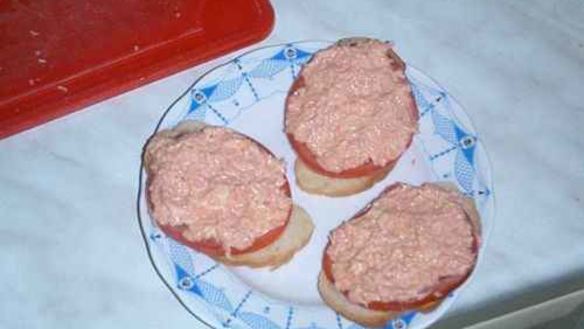 ШАГ 22. бутерброды с колбасой, сыром и помидорами