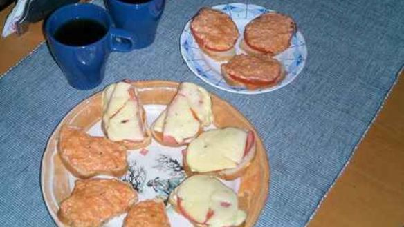 ШАГ 24. бутерброды с колбасой, сыром и помидорами