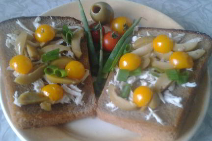 Бутерброды с курицей и оливками