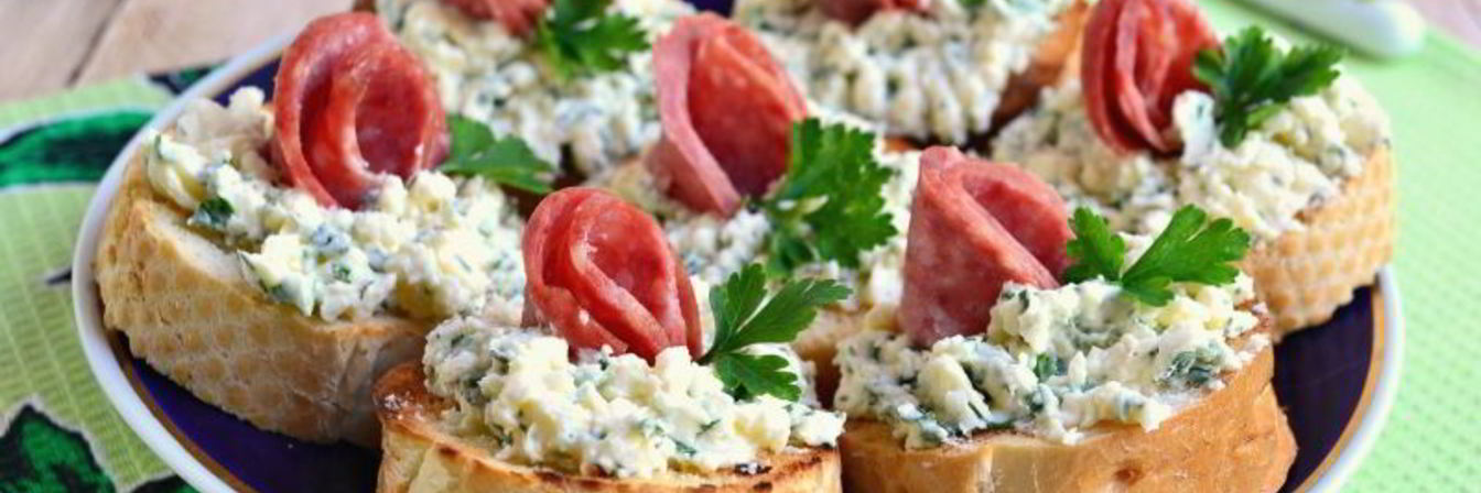 Бутерброды с маслом, плавленным сыром и колбасой