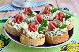 Бутерброды с маслом, плавленным сыром и колбасой