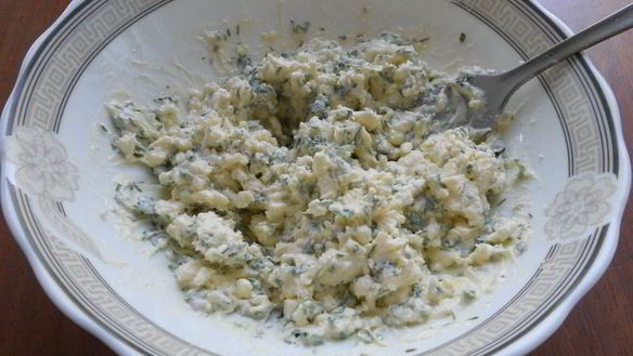 ШАГ 4. бутерброды с маслом, плавленным сыром и колбасой