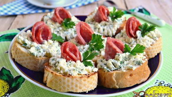 ШАГ 5. бутерброды с маслом, плавленным сыром и колбасой