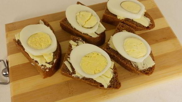 ШАГ 2. бутерброды с маслом, яйцом и икрой мойвы