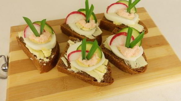 ШАГ 3. бутерброды с маслом, яйцом и икрой мойвы