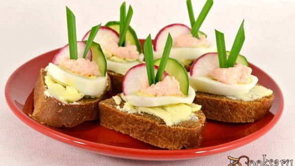 ШАГ 4. бутерброды с маслом, яйцом и икрой мойвы