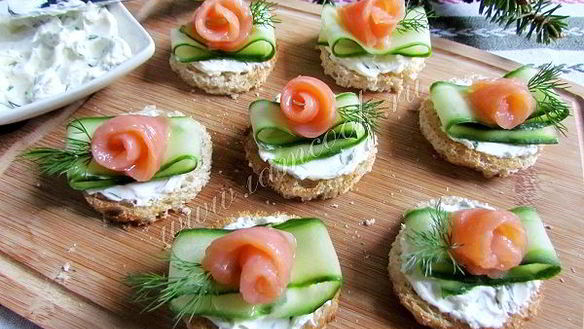 ШАГ 8. бутерброды с огурцом и форелью