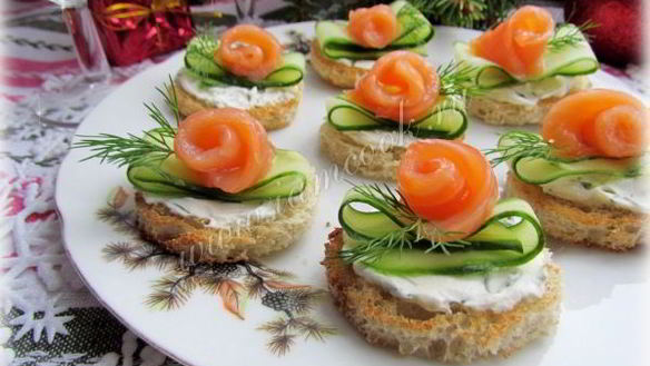 ШАГ 9. бутерброды с огурцом и форелью