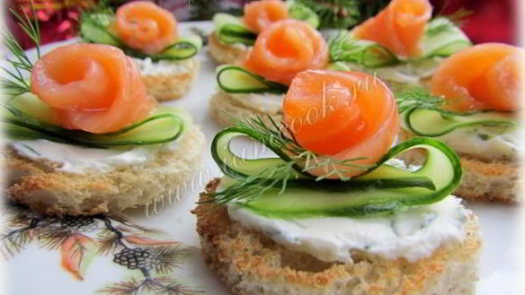 ШАГ 10. бутерброды с огурцом и форелью
