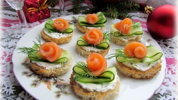 ШАГ 11. бутерброды с огурцом и форелью