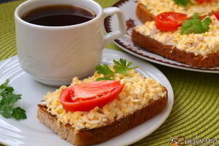 Бутерброды с печенью трески, яйцом и плавленым сыром