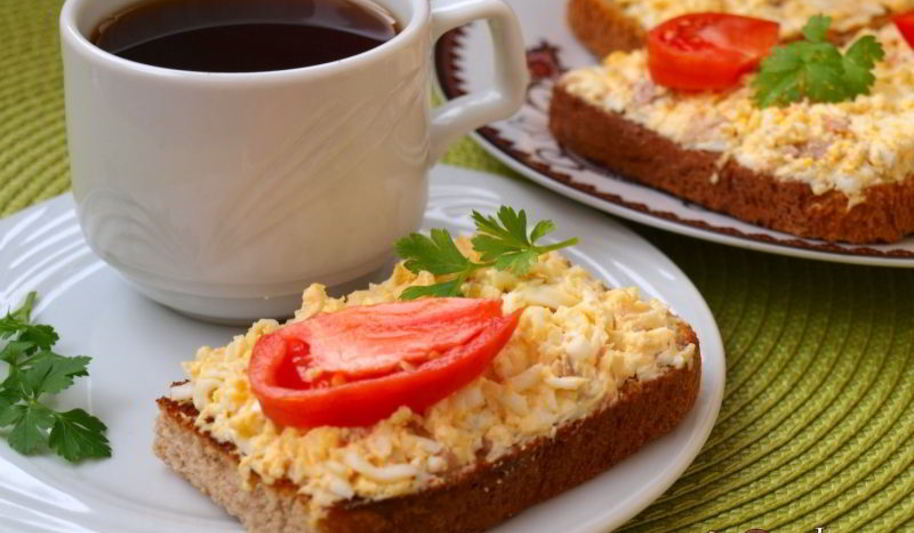 Рецепт бутерброды с печенью трески, яйцом и плавленым сыром