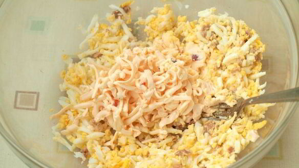 ШАГ 3. бутерброды с печенью трески, яйцом и плавленым сыром