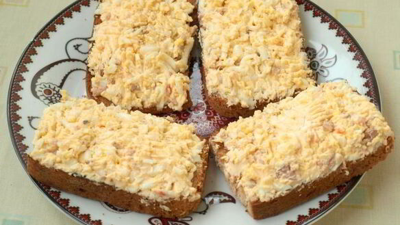 ШАГ 4. бутерброды с печенью трески, яйцом и плавленым сыром