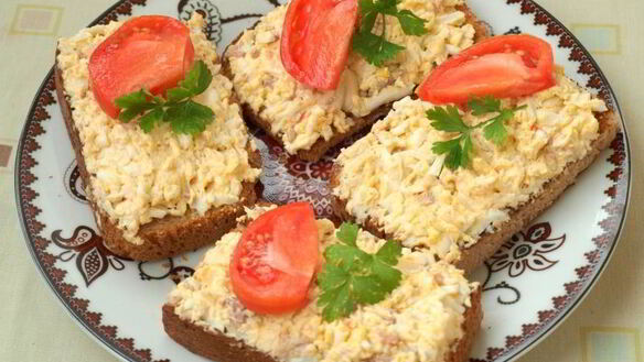 ШАГ 5. бутерброды с печенью трески, яйцом и плавленым сыром