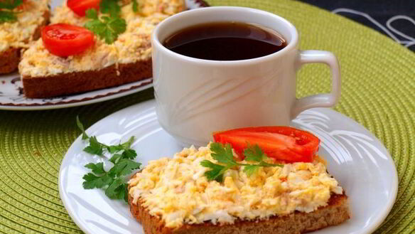 ШАГ 6. бутерброды с печенью трески, яйцом и плавленым сыром