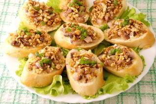 Бутерброды с сельдью и орехами