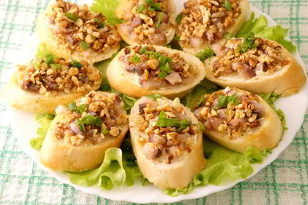 Бутерброды с сельдью и орехами