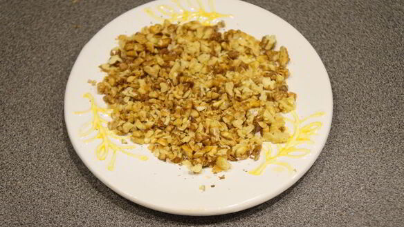 ШАГ 2. бутерброды с сельдью и орехами