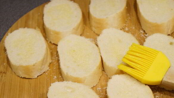 ШАГ 4. бутерброды с сельдью и орехами