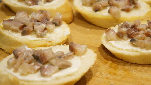 ШАГ 7. бутерброды с сельдью и орехами