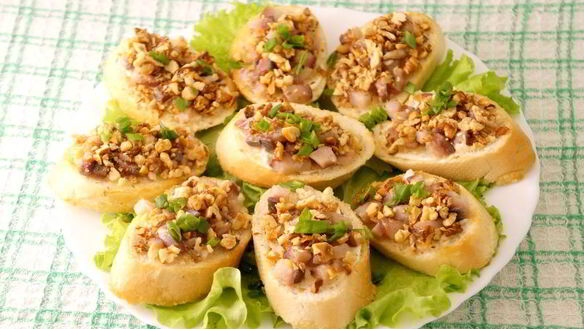 ШАГ 8. бутерброды с сельдью и орехами