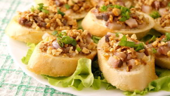 ШАГ 9. бутерброды с сельдью и орехами