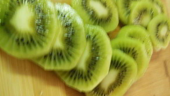 ШАГ 2. бутерброды с селедкой и киви