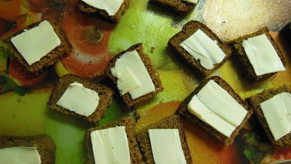 ШАГ 4. бутерброды с селедкой и киви