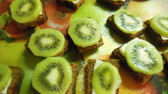 ШАГ 5. бутерброды с селедкой и киви