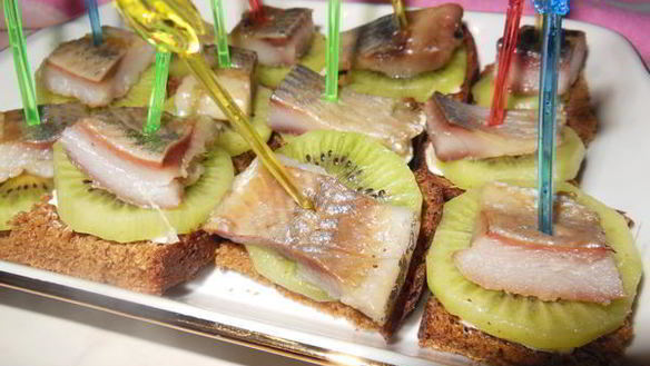 ШАГ 6. бутерброды с селедкой и киви