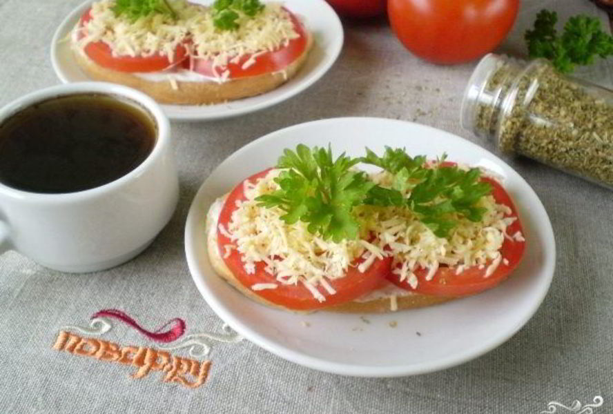 Бутерброды с сыром и помидорами