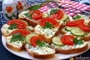 Бутерброды с творогом, яйцом и черемшой