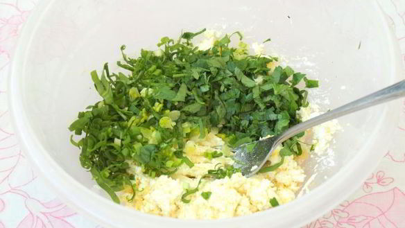 ШАГ 2. бутерброды с творогом, яйцом и черемшой