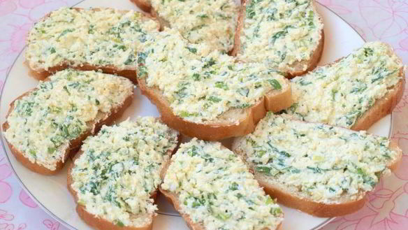 ШАГ 3. бутерброды с творогом, яйцом и черемшой