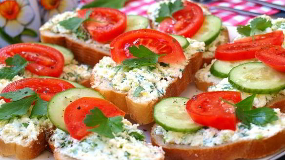 ШАГ 4. бутерброды с творогом, яйцом и черемшой